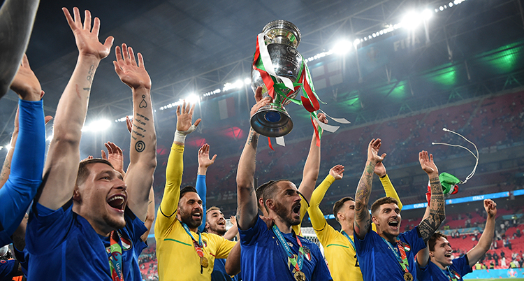 De italienska spelarna firar sitt EM-guld i fotboll.