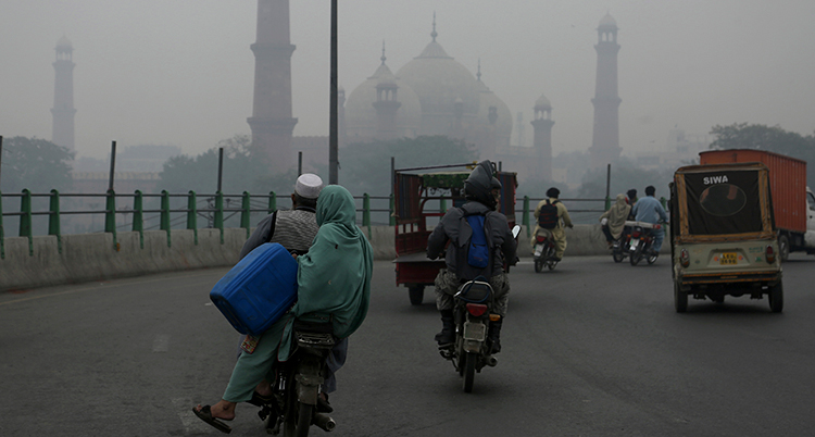 Smogg i staden Lahore i landet Pakistan.