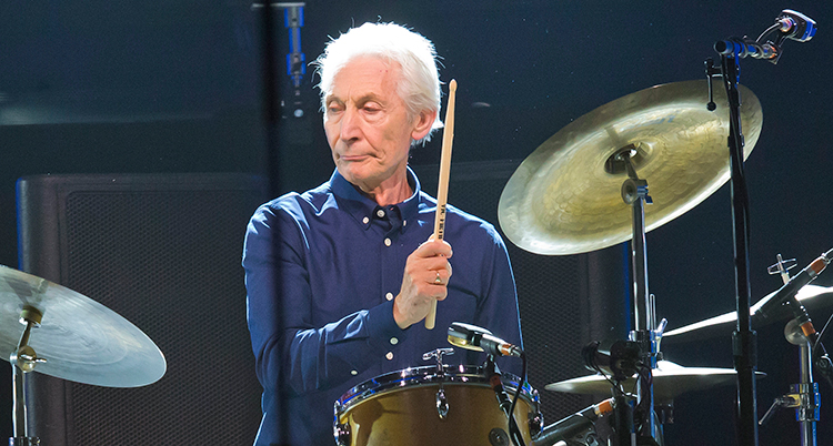 Charlie Watts bakom trummorna.