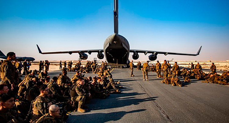 Militärer och ett flygplan på flygplatsen.