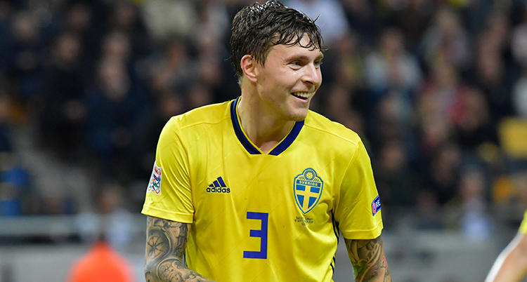 Lindelöf i landslagströja. Han ler och tittar åt sidan.
