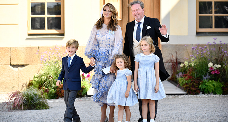 Madeleine, Chris och deras barn lämnar kyrkan. Madeleine har en volangklänning i blått och vitt, Chris har en mörk frack med ljus väst. Sonen Nicholas har mörk kostym. Systrarna Leonore och Adrienne har gammaldags ljusblå klänningar.