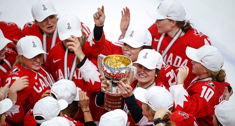 Kanada lyfter bucklan efter att de vunnit VM-finalen i ishockey för damer.