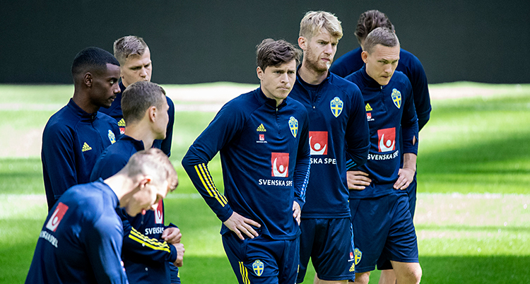 Från en träning med landslaget i fotboll. De står på en fotbollsplan. De har blå dräkter på sig.