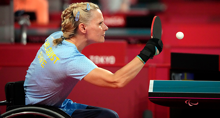Från en match i bordtennis. Anna-Carin Ahlquist slår till bollen. Hon sitter i en rullstol.