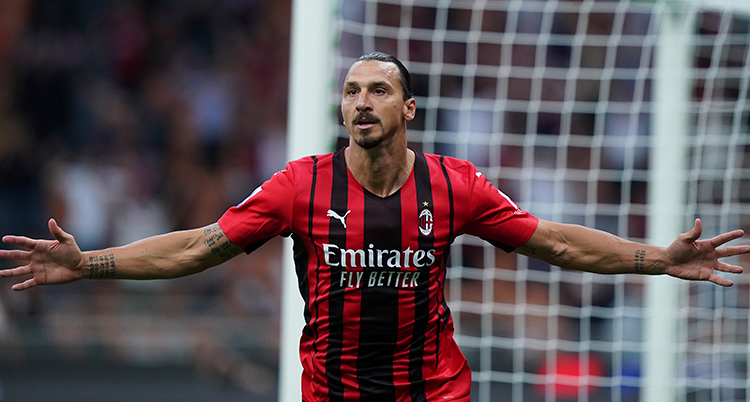 Zlatan sträcker ut armarna åt sidorna efter målet.