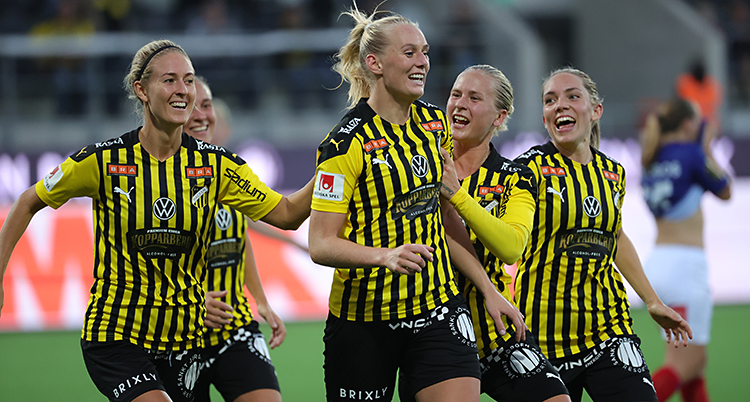 Från en match i fotboll. Spelarna firar ett mål.