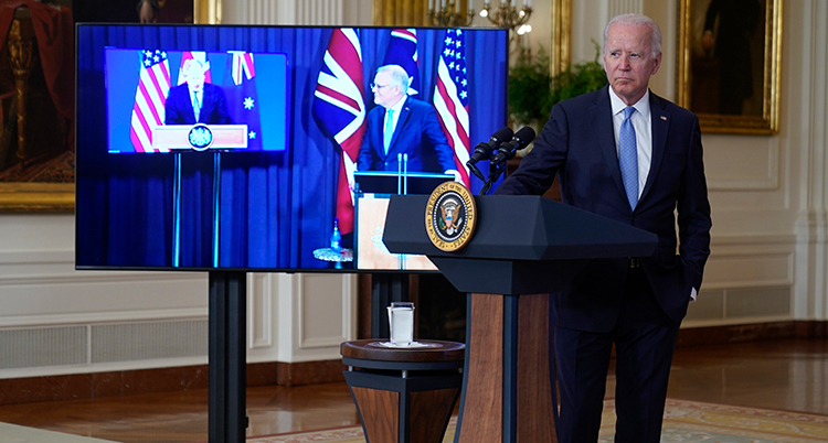 Biden med de andra två ledarna i gruppen på varsin tv-skärm.