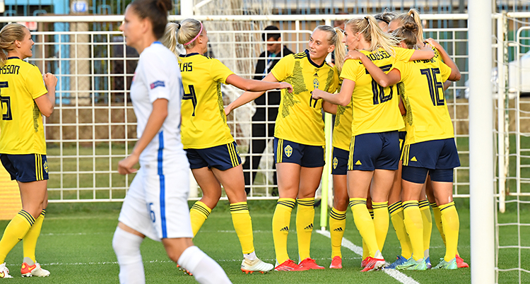 Från en match i fotboll. Spelarna i Sveriges lag kramar om varandra.