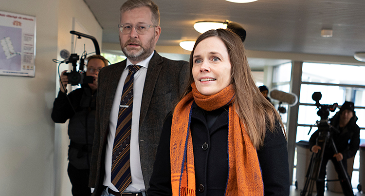 Hon är på väg för att rösta. Många fotografer följer henne med sina kameror.