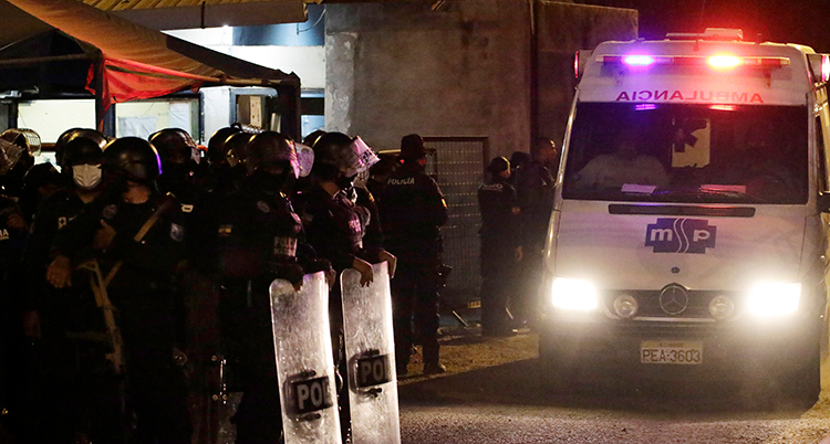 Poliser och ambulans i Ecuador.