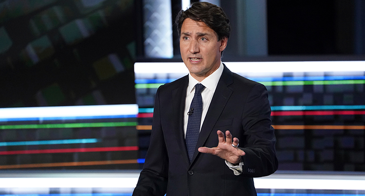 Trudeau talar och håller upp en hand.