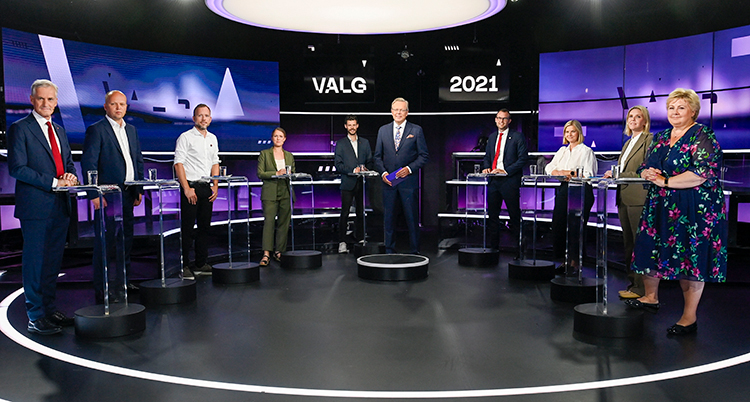 alla partiledare i en halvcirkel i tv-studion.