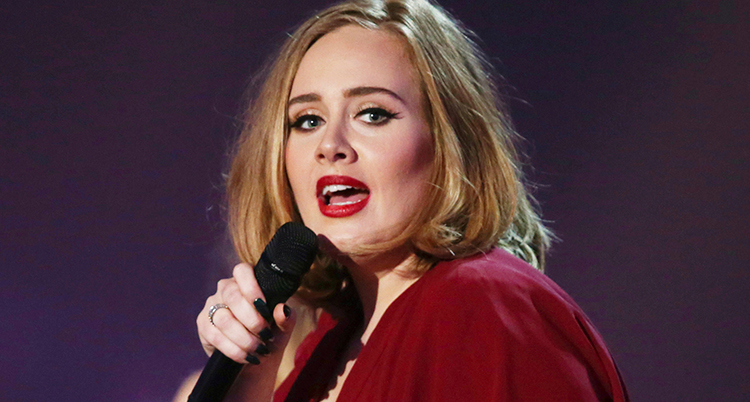 Adele med en mikrofon.