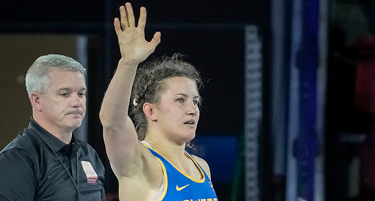Från en match i brottning. Johanna Mattsson har vunnit en match och sträcker upp armen i luften.