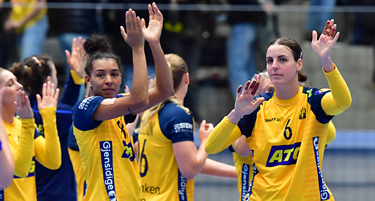 De svenska spelarna applåderar publiken efter en match.