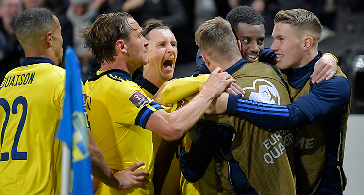 Från en match i fotboll. Flera svenska spelare kramas.