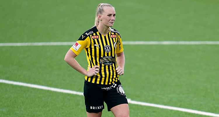 Efter en match i fotboll. Stina Blackstenius ser deppig ut.