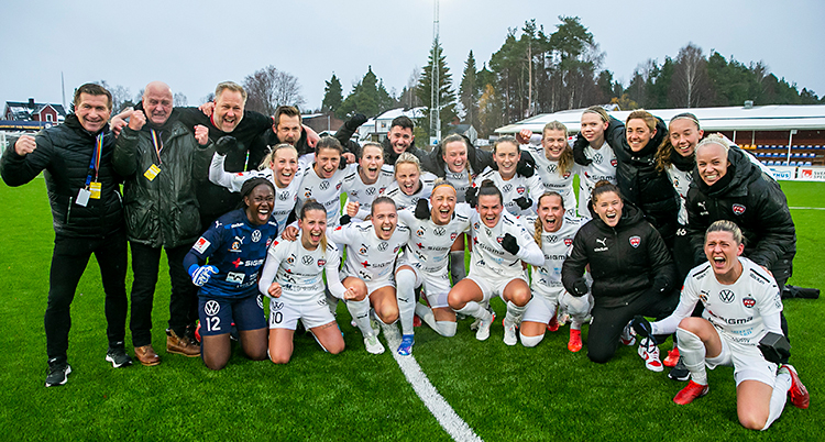 Efter en match i fotboll. Laget har ställt upp sig. De jublar av glädje.