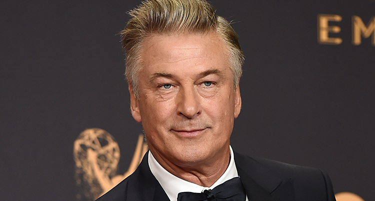 Alec Baldwin tittar in i kameran och har fina kläder på sig.