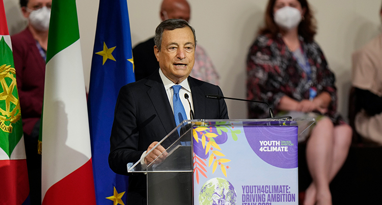Draghi står i en talarstol. Foto: TT