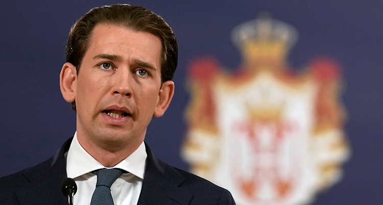 En närbild på Kurz som talar. Foto: TT