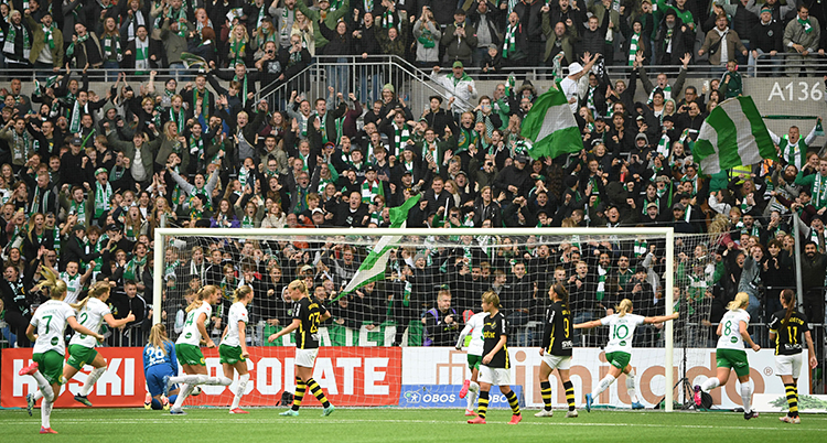 Hammarbys Emma Jansson gör mål på straff.