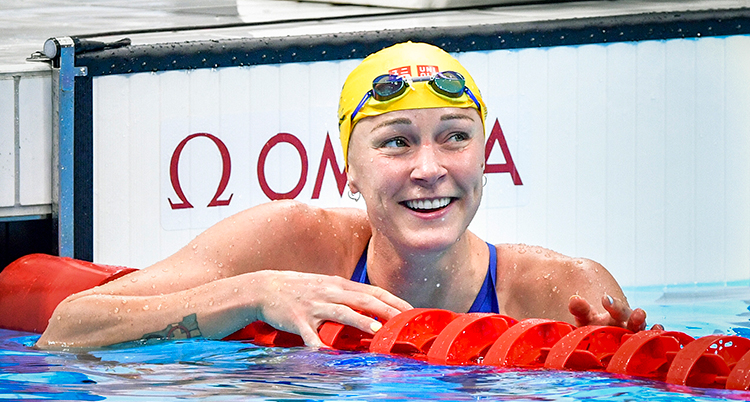 Simmaren Sarah Sjöström i en bassäng.