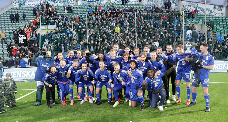 Gif Sundsvalls lag i fotboll jublar.