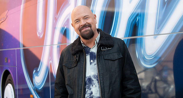 Anders Bagge ler in i kameran.