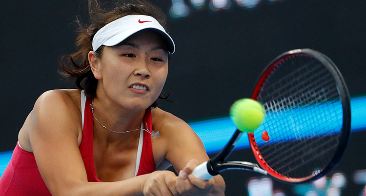 Peng Shuai slår en boll under en match.