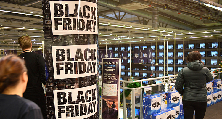 En butik med skyltar om Black friday