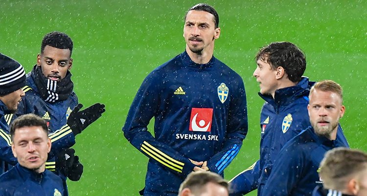 Zlatan och flera spelare ser besvikna ut.