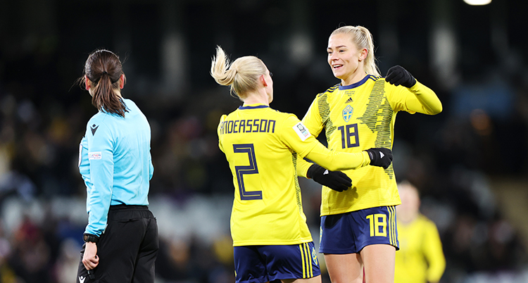 De svenska spelarna i fotboll Jonna Andersson och Frida Rolfö kramas.