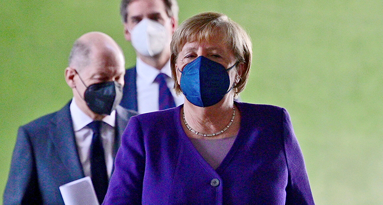 Tysklands ledare Angela Merkel i munskydd.