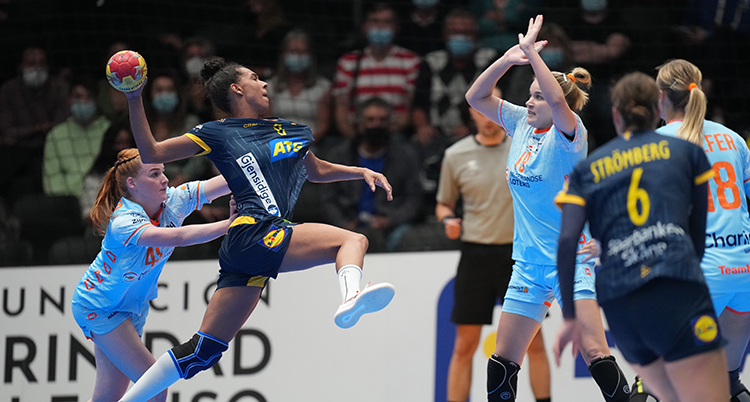 Jamina Roberts i Sveriges landslag i handboll hoppar i en match i VM.