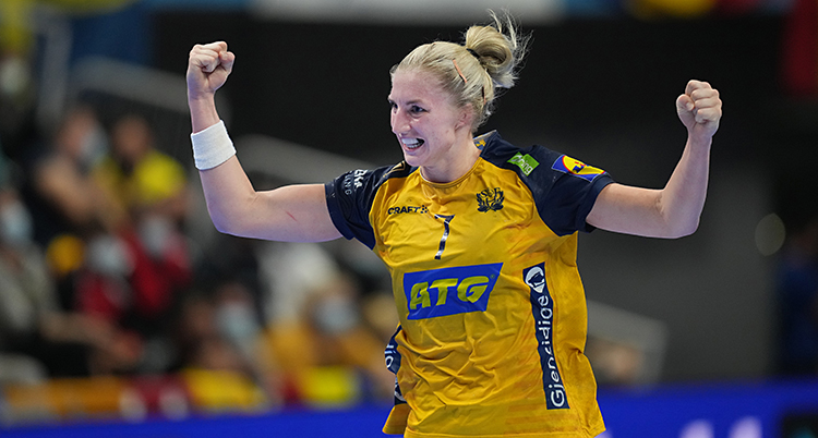Från en match i handboll. Hon är glad och sträcker armarna i luften.