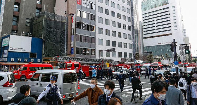 Brandbilar utanför ett hus i Osaka, Japan.