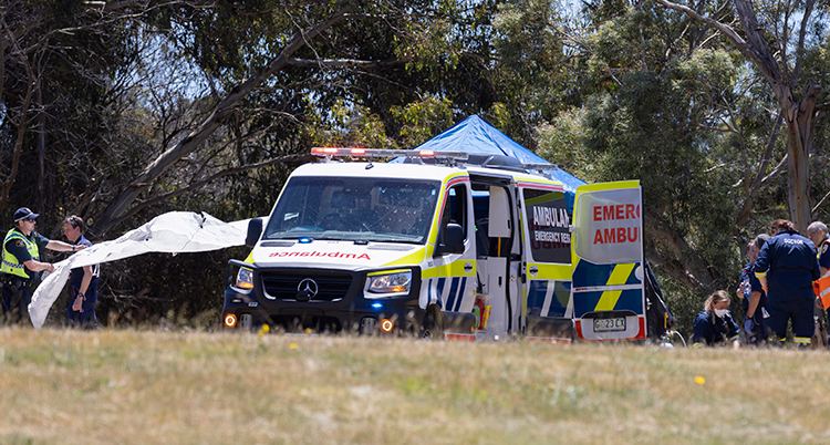 En ambulans på en äng