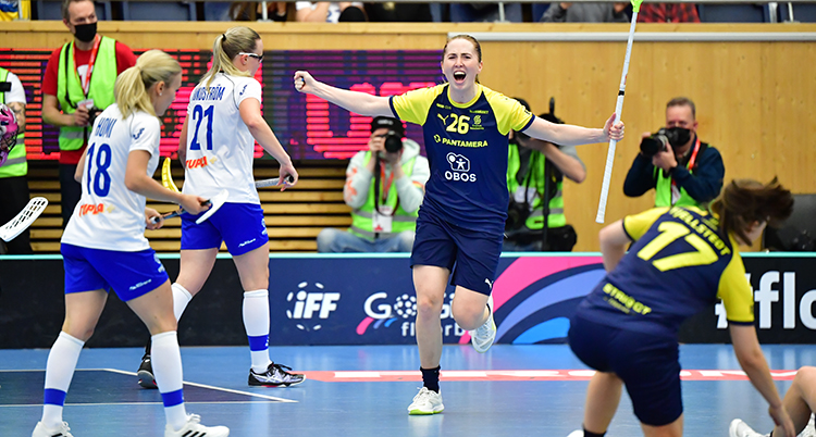 En spelare håller ut armarna och jublar