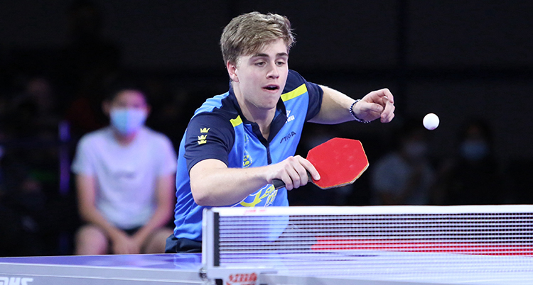 Han spelar bordtennis med ett kantigt rack
