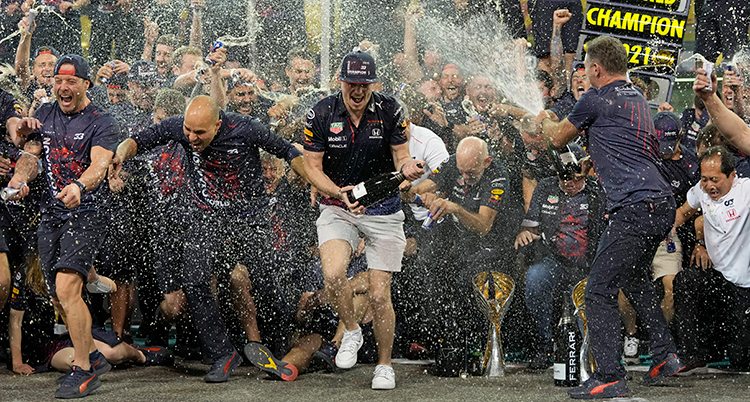 Massa människor i Red Bull Racing firar segern i F1.