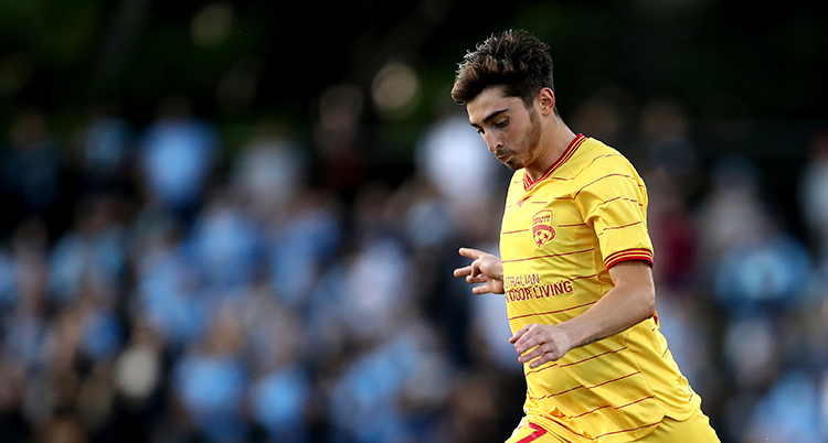 Josh Cavallo från Australien spelar fotboll.
