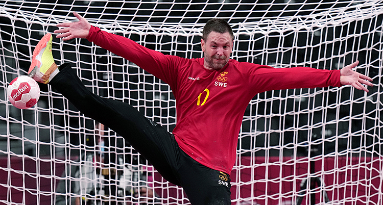 Han sträcker ut armarna och ett av sina ben för att rädda en boll.