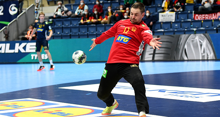 Målvakten Andreas Palicka räddar ett skott i handboll.