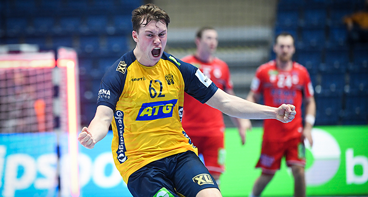 Från en match i handboll. En svensk spelare springer och skriker och knyter händerna.