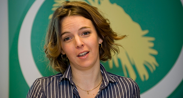 Svenska Zaida Catalán tittar in i kameran. Hon var expert för FN.