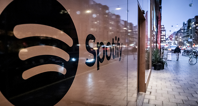 Det står Spotify på väggen till ett hus.