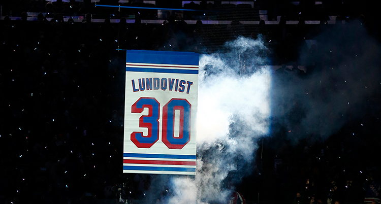 Henrik Lundqvists tröja i taket i arenan Madison Square Garden.