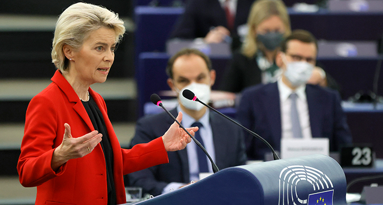 Von der Leyen i röd kavaj pratar inför de andra politikerna i EU.